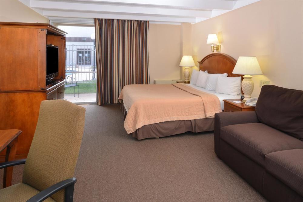 Americas Best Value Inn - Campus View О Клер Екстериор снимка