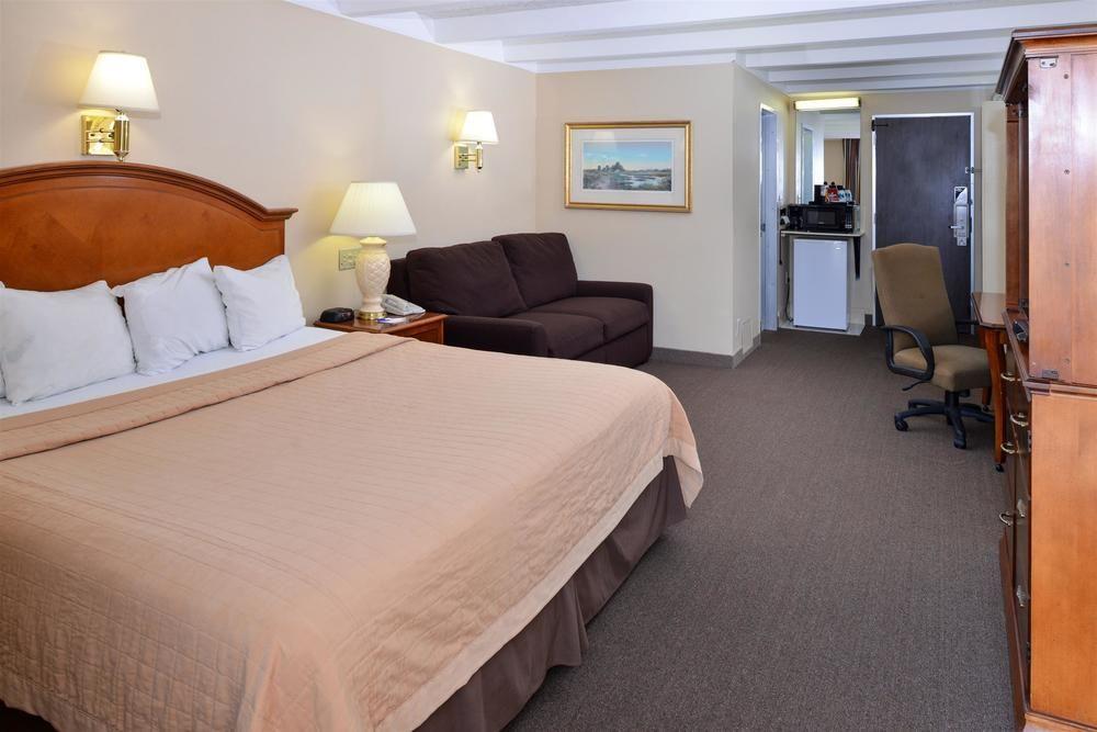 Americas Best Value Inn - Campus View О Клер Екстериор снимка