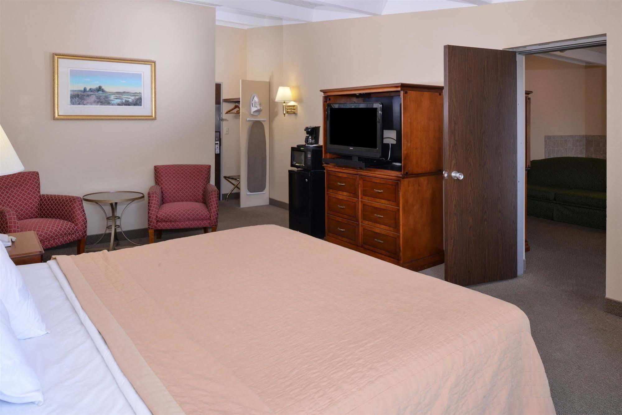 Americas Best Value Inn - Campus View О Клер Екстериор снимка