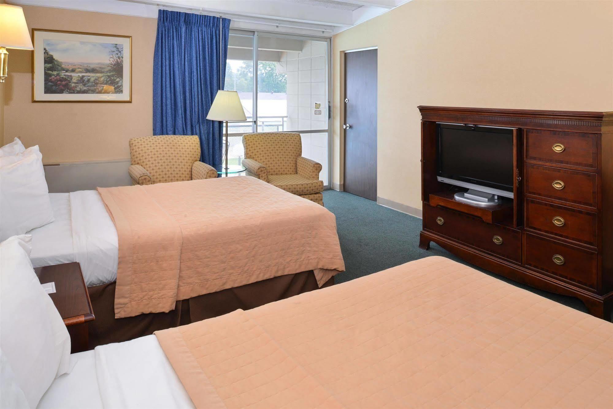 Americas Best Value Inn - Campus View О Клер Екстериор снимка