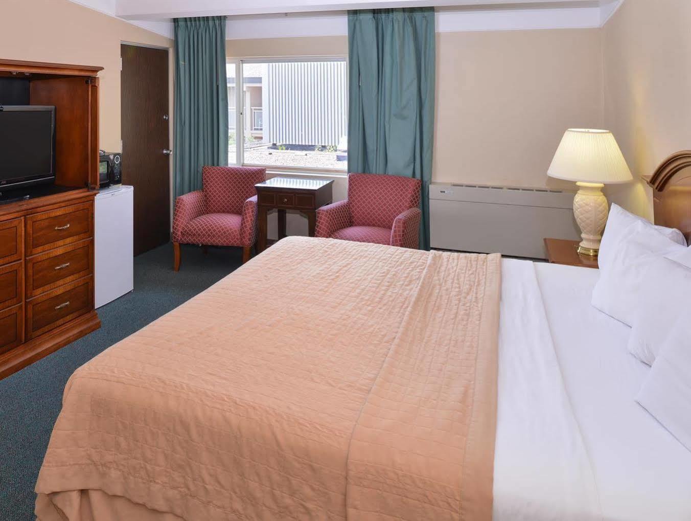 Americas Best Value Inn - Campus View О Клер Екстериор снимка