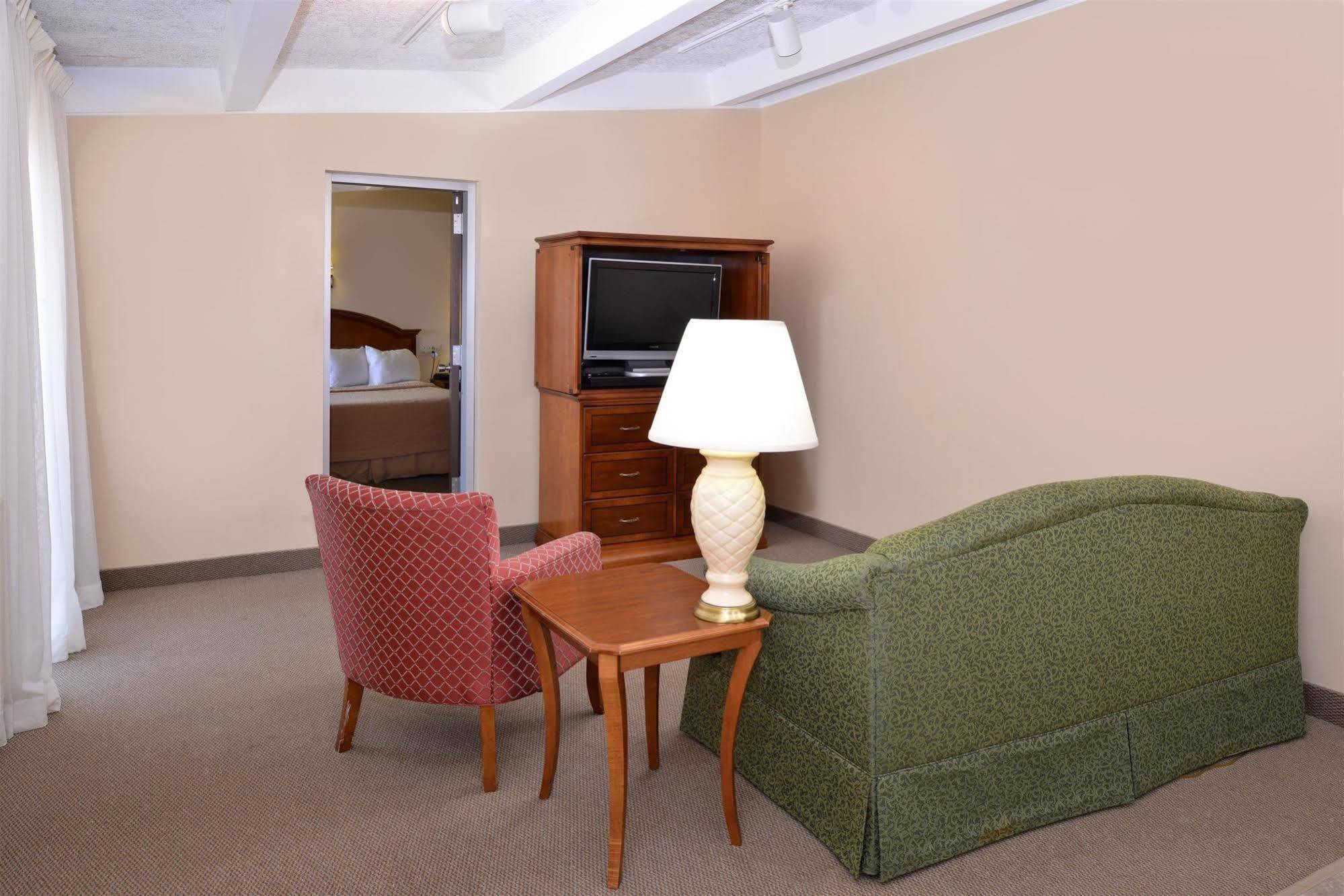 Americas Best Value Inn - Campus View О Клер Екстериор снимка