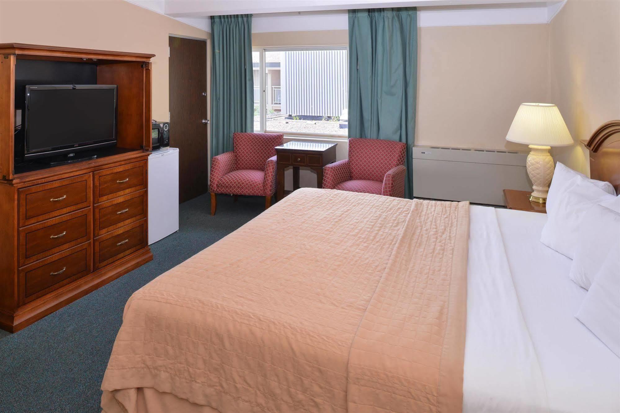 Americas Best Value Inn - Campus View О Клер Екстериор снимка