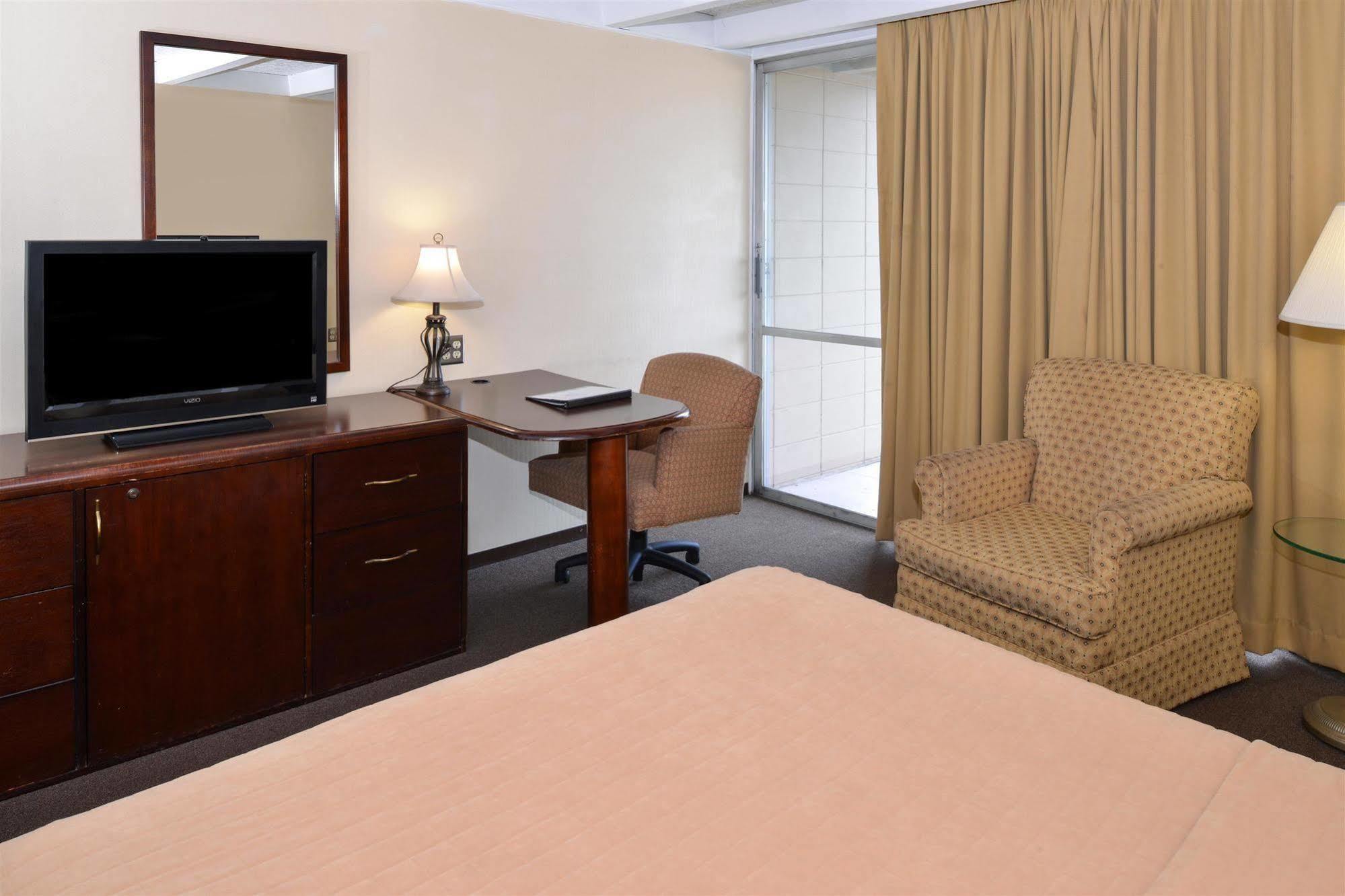 Americas Best Value Inn - Campus View О Клер Екстериор снимка