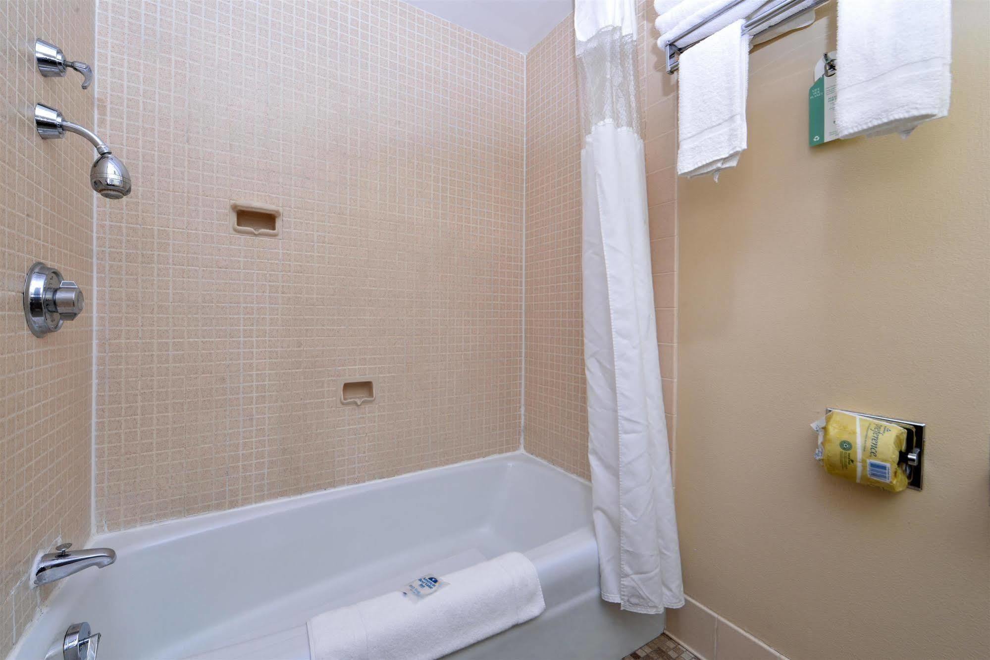 Americas Best Value Inn - Campus View О Клер Екстериор снимка