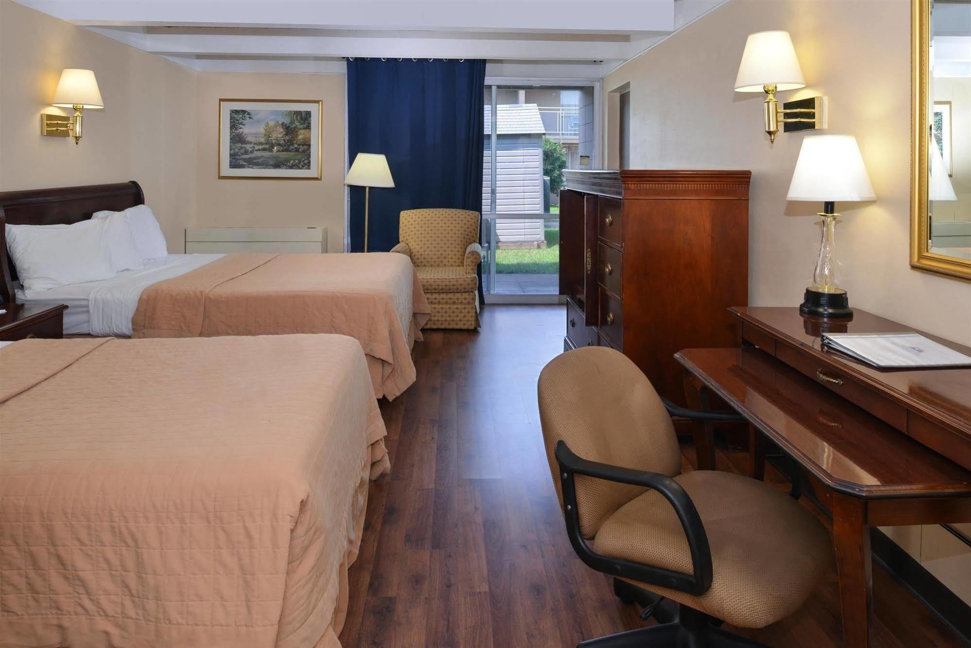 Americas Best Value Inn - Campus View О Клер Екстериор снимка